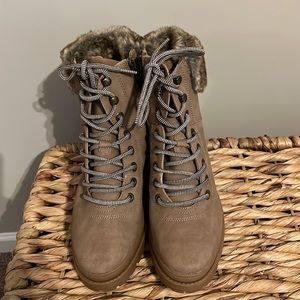 Universal Thread 9 Hiking Boots